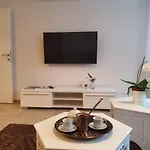 Golden Gate Apartment *